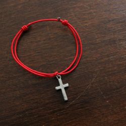 Bracelet ELII, croix et fil élastique rouge