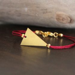 Bracelet KANTI bordeaux, triangle doré et fil de jade