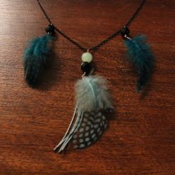 Collier ASHA, véritables plumes et perles