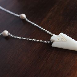 Collier SAHKYO, triangle en os et perles de bois
