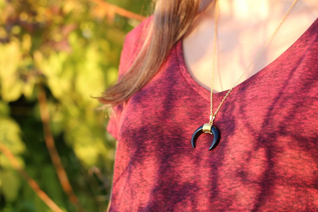 Le collier CHIARA avec son pendentif en forme de lune d'Agate noire, une jolie pierre naturelle semi-précieuse.