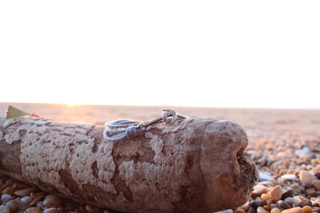 Bracelet GALI Bronze, ancre et cordage sur la plage d'Hossegor.