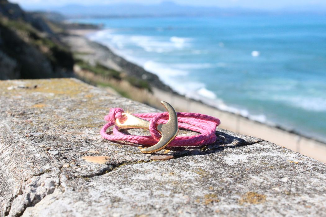 Le bracelet MATHA Rose et Or, sur les rochers de Biarritz. Existe dans d'autres coloris.