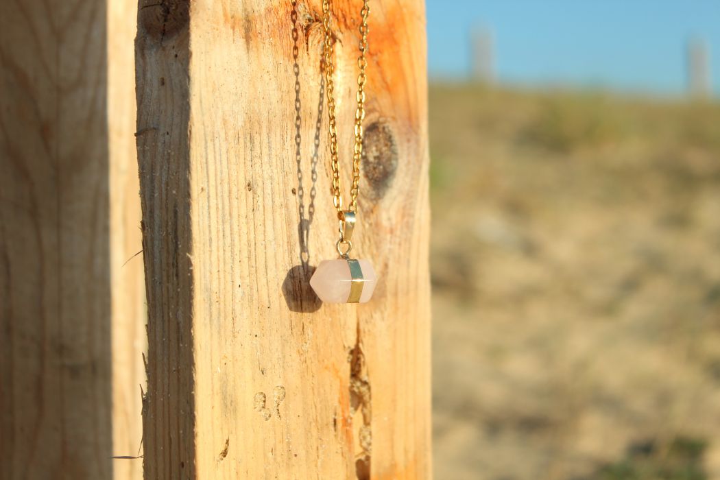 Le collier ROSIE, en bas des dunes de la plage d'Hossegor.
