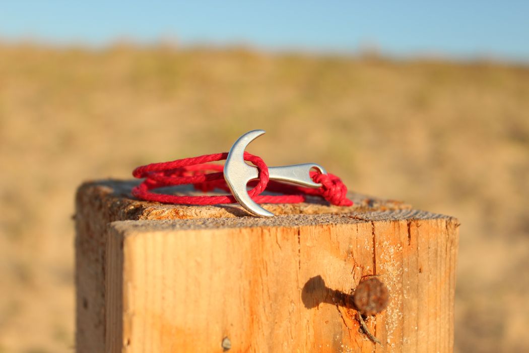 Le bracelet MATHA Rouge et Argent, sur le bois de la plage d'Hossegor. Existe en plusieurs coloris.