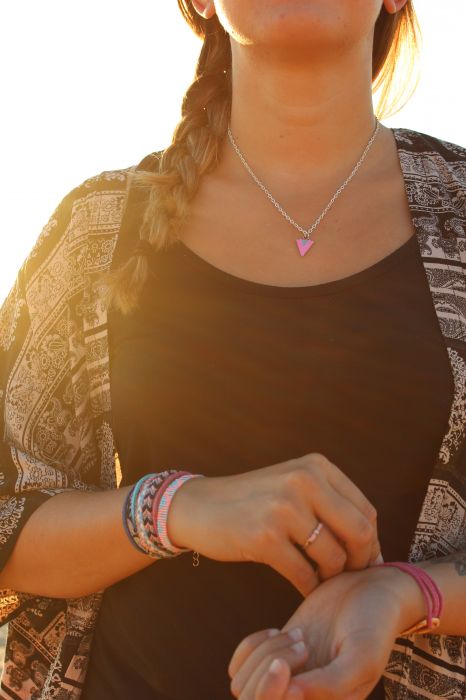 Le collier TSICHI Rose, la manchette POCAHONTAS et le bracelet KATSI Rose et or rose, sur la plage d'Hossegor.
