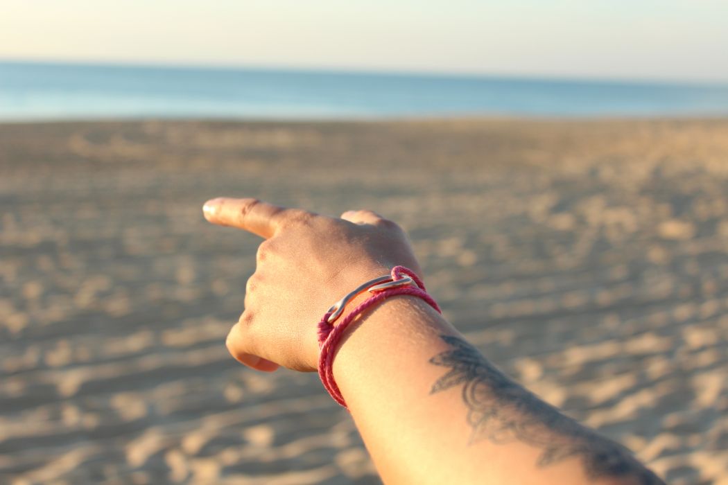 Le bracelet KATSI Rose et or rose, hameçon et cordage, pris sur la plage d'Hossegor. Existe dans d'autres coloris.
